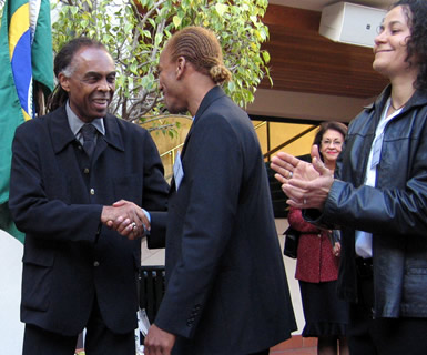 Gilberto Gil and Deraldo shaking hands